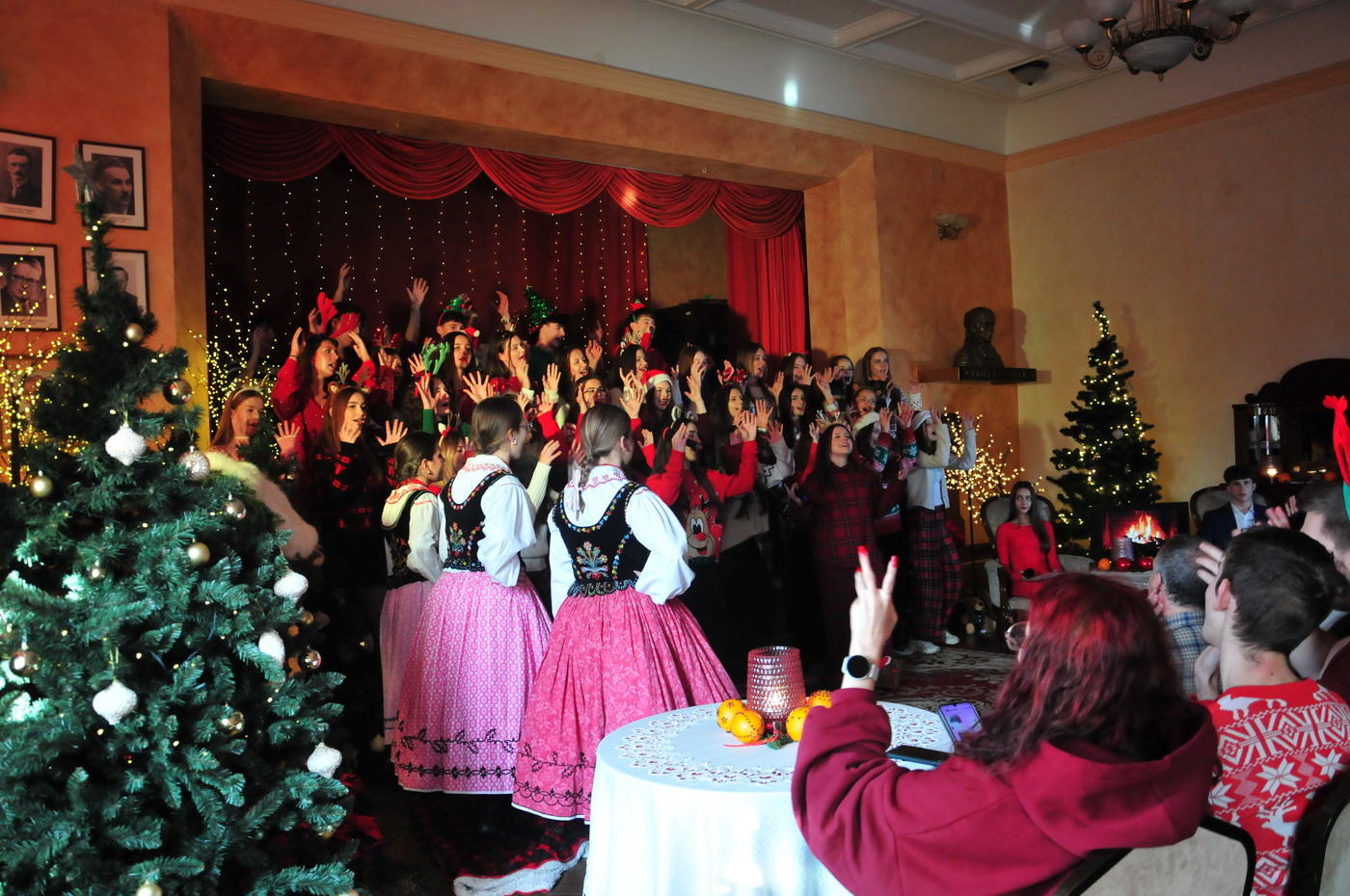 Zdjęcie Koncert Kolęd 2025 (7)658f5c69-b236-4289-a1e2-2b1a6da389d2.JPG w galerii Koncert Kolęd A. D. 2025 w II LO